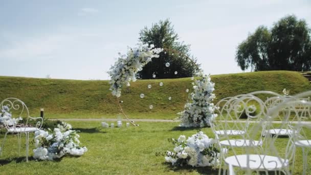 Rustikální Styl Svatební Oblouk Dekorace Květin Bílých Modrých Barvách Žárovky — Stock video