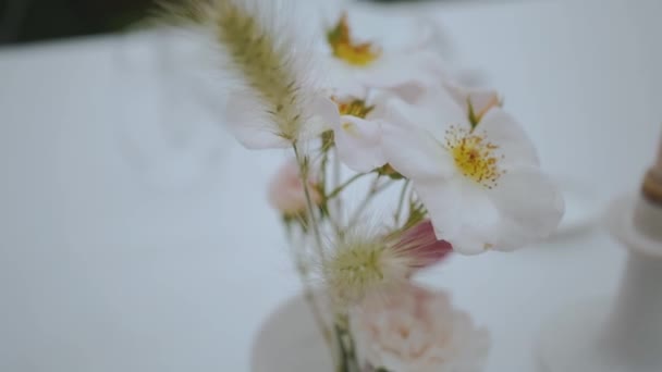 Close Mały Bukiet Przetargowy Pastelowymi Dzikimi Kwiatami Kolcami Stole Weselnym — Wideo stockowe