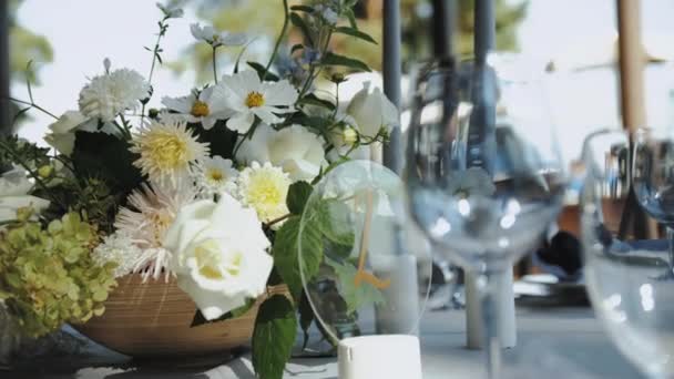 Dekorasi Meja Pernikahan Yang Indah Semua Dihiasi Dengan Warna Putih — Stok Video