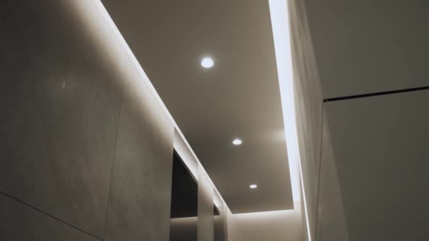 Ronde Moderne Plafondlamp Minimalistisch Interieur Met Verborgen Led Achtergrondverlichting Minimalistisch — Stockvideo