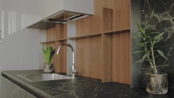Lavatório Cozinha Torneira Interior Suplementado Simples Bem Projetado Cozinha Moderna — Vídeo de Stock