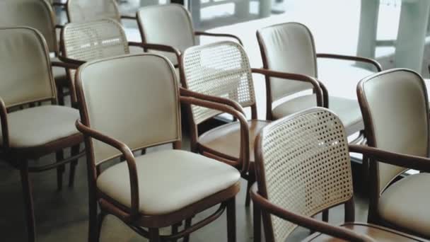 Detailní Krém Barevné Dřevěné Židle Svatbě Kryté Svatební Oslavy Rustikální — Stock video