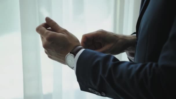 Zbliżenie Odnoszącego Sukcesy Mężczyzny Zakłada Zegarek Przy Oknie Mens Ręka — Wideo stockowe