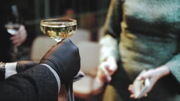 在婚礼期间 穿着黑色手套的侍应生将香槟酒杯分发给一个女人的手 侍者与香槟酒的亲密手 身穿黑色西服的男人 慢镜头 高质量的4K镜头 — 图库视频影像