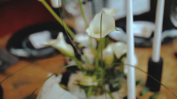 漂亮的婚礼装饰 都是用黑白两种颜色装饰的 特写上漂亮的白色柔嫩的花朵在桌上 花束婚宴桌上装饰 高质量的4K镜头 — 图库视频影像