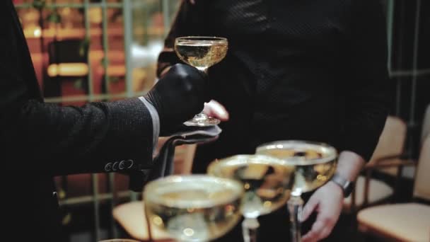 Pelayan Dalam Sarung Tangan Hitam Memberikan Gelas Sampanye Untuk Tamu — Stok Video