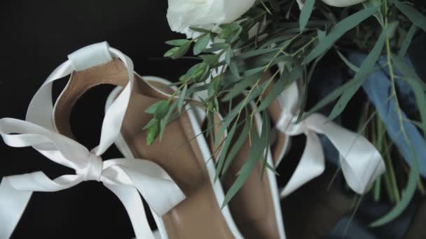 素朴なスタイルの結婚式で装飾されたテーブル上のバラと緑の美しい花束を閉じます 花嫁のための美しい花束 遅い動きのショット 高品質の4K映像 — ストック動画