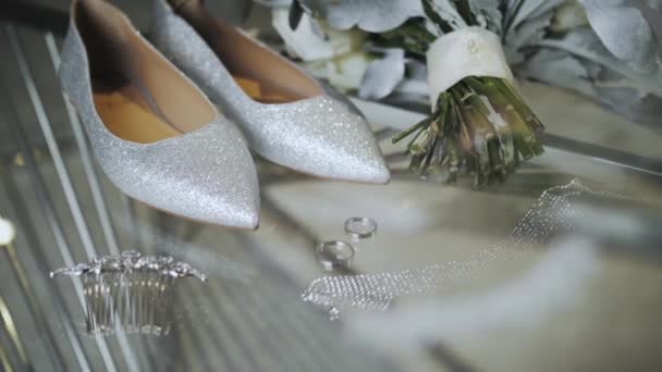 Крупный План Свадебные Белые Туфли Обручальные Кольца Свадебный Bouquetiinon Стеклянный — стоковое видео