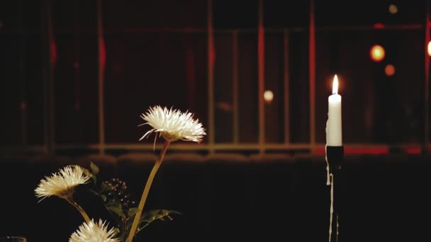 Alleen Brandend Kaarslicht Kaarslicht Bloemcompositie Feestelijke Tafel Bruiloft Slow Motion — Stockvideo