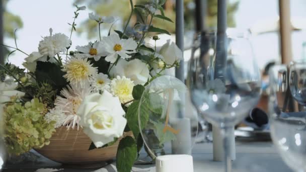Διακόσμηση Τραπεζιού Γάμου Όλα Διακοσμημένα Παστέλ Λευκά Χρώματα Εορταστική Σερβίρεται — Αρχείο Βίντεο