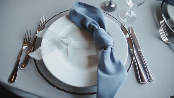 桌上有漂亮的盘子 餐巾上有丝绸蓝色 餐盘上有白色丝带 漂亮的婚纱装饰 都装饰在Boho风格 相机移动缓慢 高质量的4K镜头 — 图库视频影像