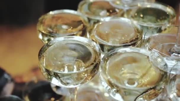 Een Close Bril Met Champagne Het Huwelijksfeest Champagne Giet Bril — Stockvideo