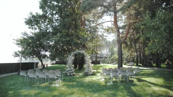 Krásný Svatební Oblouk Bílými Květy Zelení Parku Borovice Pozadí Bílé — Stock video