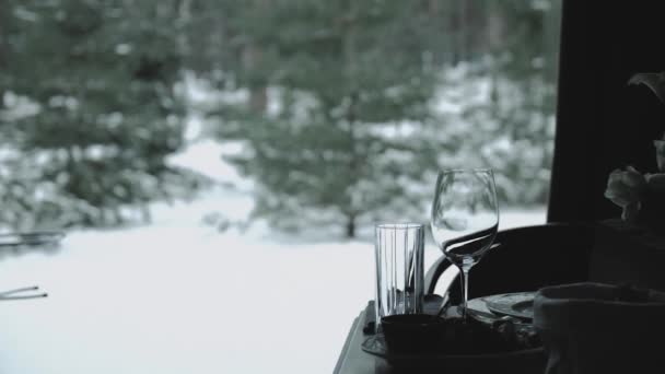Üveg Boros Poharak Asztalon Téli Ablak Háttérben Ünnepi Asztal Dekorációja — Stock videók
