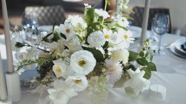 Dolly Záběr Svatební Stůl Dekorace Kyticemi Čerstvých Bílých Jemných Květin — Stock video