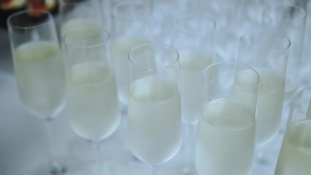 ドリーはクールなグラスにシャンパンを撃った クローズアップシューティング 結婚式 パーティー イベント スローモーションショットのケータリングサービス 高品質の4K映像 — ストック動画