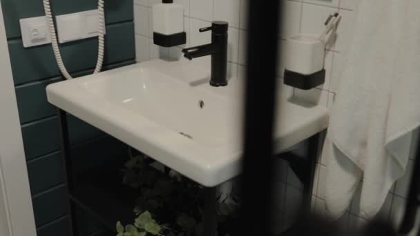 Dolly Tiro Banheiro Limpo Mínimo Moderno Com Pia Branca Torneira — Vídeo de Stock