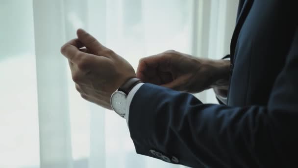 成功した男性のクローズアップは 窓の近くに時計を置いています 腕時計とメンズハンド 結婚式の準備 ゆっくりとした動き 高品質の4K映像 — ストック動画