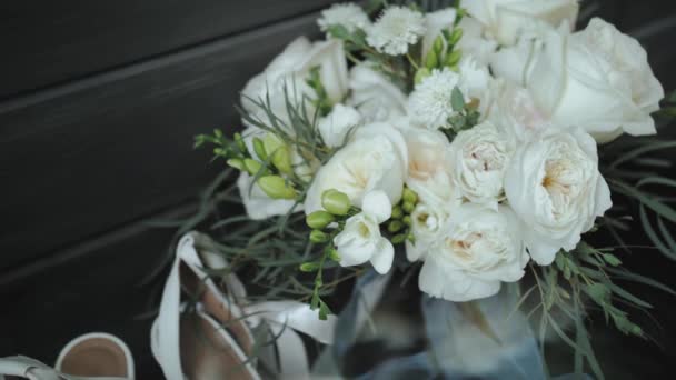 Gyönyörű Csokor Rózsa Zöld Asztalon Díszített Rusztikus Stílusú Esküvő Gyönyörű — Stock videók