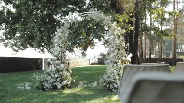 Közelkép Gyönyörű Esküvői Díszített Fehér Virágok Zöld Parkban Fenyőfák Háttérben — Stock videók