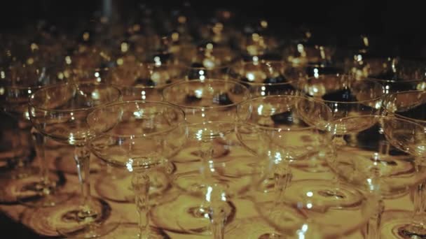 不为人知的侍者手把香槟倒入杯子里 婚宴上戴着眼镜的香槟饮食服务 慢动作射击 高质量的4K镜头 — 图库视频影像