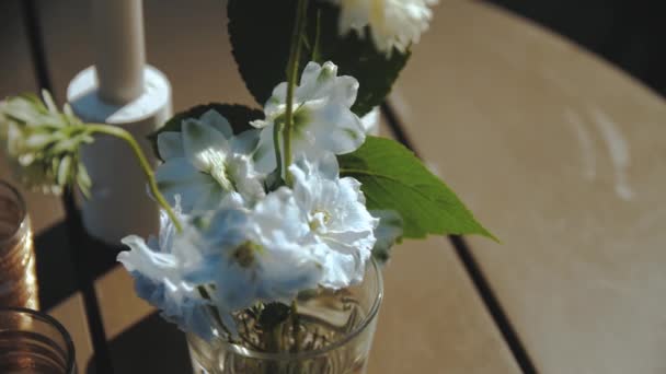 木桌上有一束娇嫩的蓝白相间的鲜花 婚礼装饰 慢镜头 高质量的4K镜头 — 图库视频影像