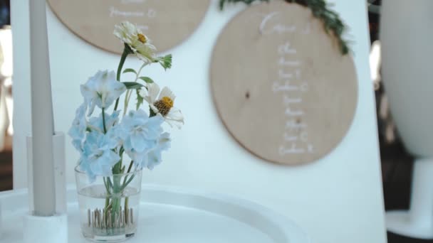 Μπουκέτο Τρυφερά Φρέσκα Μπλε Και Λευκά Λουλούδια Λευκό Τραπέζι Γκρο — Αρχείο Βίντεο