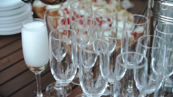 Офіціант Вливає Шампанське Склянку Крупним Планом Стрілянина Обслуговування Їжі Весіллі — стокове відео