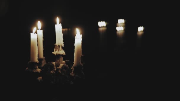 Čtyři Svíčky Hořící Tmavé Místnosti Mnoho Svíček Rozostřených Pozadí Pomalý — Stock video