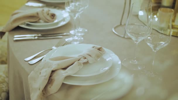Close Decoração Mesa Casamento Servido Pratos Com Cochilo Óculos Sobre — Vídeo de Stock