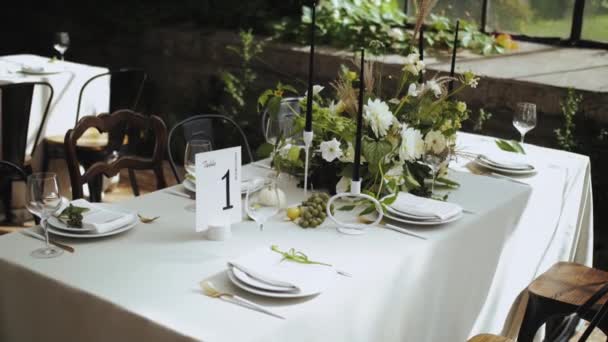 Güzel Bir Düğün Dekoru Beyaz Masa Örtüsüyle Süslenmiş Masalar Yeşillik — Stok video