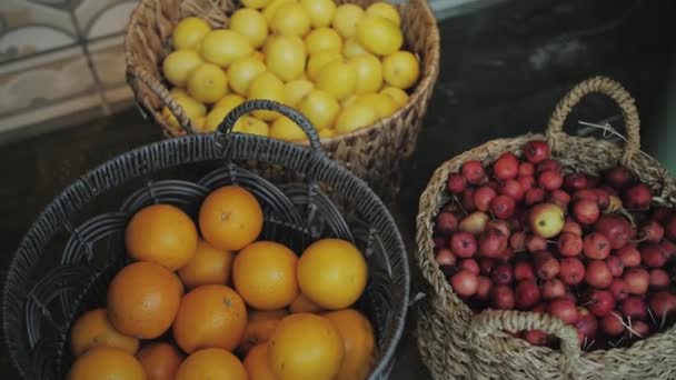 Zbliżenie Owoców Koszach Pomarańcze Cytryny Jabłka Różnych Koszach Zwolnione Tempo — Wideo stockowe