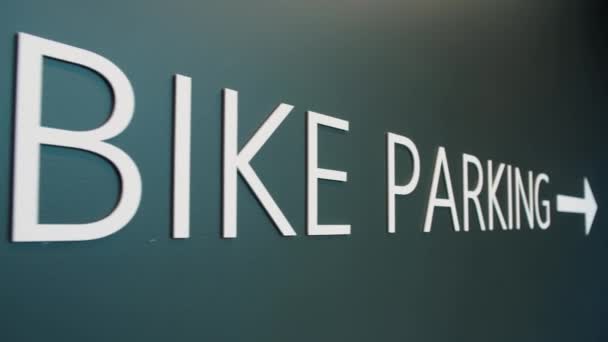 Close Felirat Kerékpár Parkolás Épületen Belül Kerékpár Parkoló Tábla Zöld — Stock videók