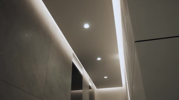 Lámpara Techo Moderna Redonda Interior Minimalista Con Retroiluminación Led Oculta — Vídeo de stock