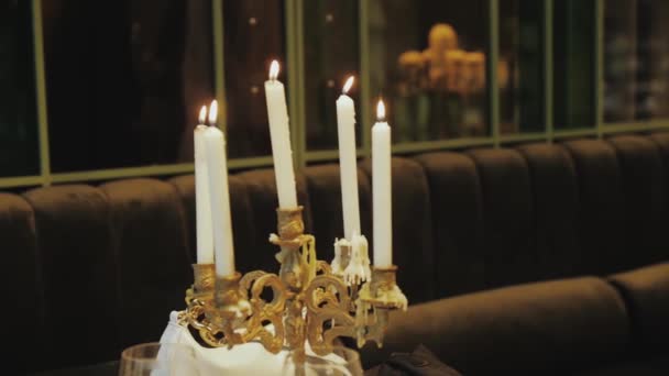 Großaufnahme Viele Brennende Kerzen Auf Dem Tisch Restaurant Licht Von — Stockvideo