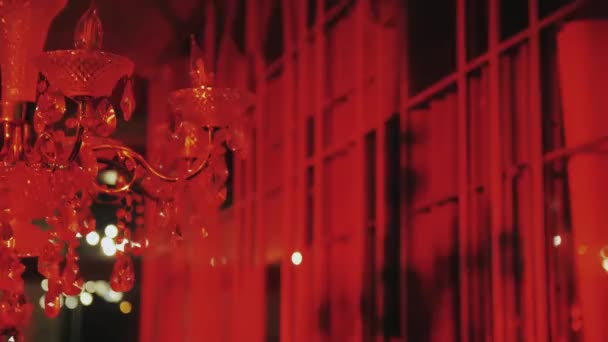 衣帽间漂亮的吊灯挂在餐厅的红灯笼后面 吊灯上的许多透明颗粒 餐厅在阁楼风格 慢动作射击 高质量的4K镜头 — 图库视频影像