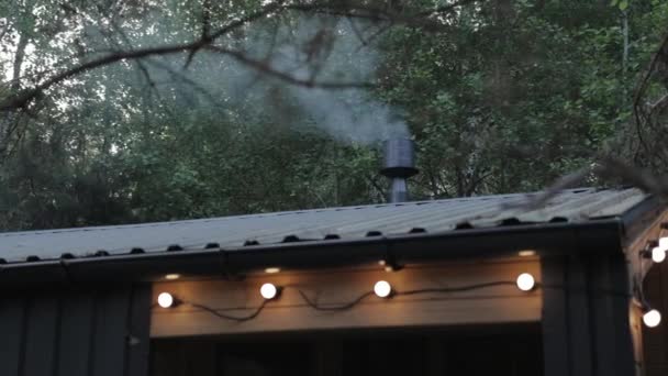 Close Lentamente Fumando Chaminé Uma Pequena Casa Meio Floresta Noite — Vídeo de Stock