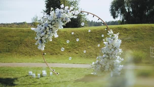 Rustic Style Wedding Arch Decorations Flowers White Blue Colors Bulb — Stock Video