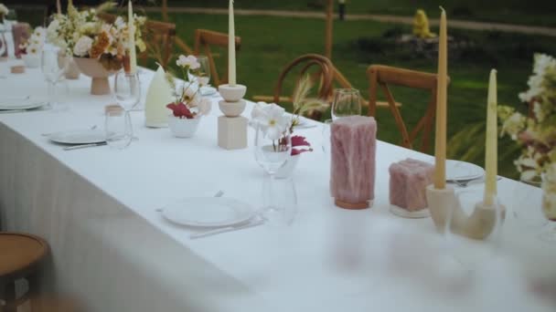 Setarea Mesei Nuntă Aproape Flori Sălbatice Pastelate Lumânări Scaune Modă — Videoclip de stoc