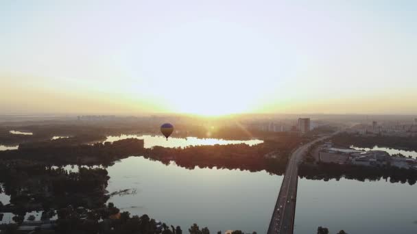 Air Ballon Aan Horizon Warme Luchtballon Kiev Bij Zonsopgang Brug — Stockvideo