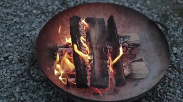 鉄の火のピットを閉じて 庭で火を燃やしてください 夕方に燃えている家の裏庭の暖炉 ゆっくりとした動き 高品質の4K映像 — ストック動画