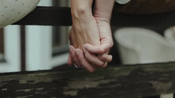 Крупный План Влюблённой Пары Нежно Ласкающей Друг Друга Руки Любви — стоковое видео