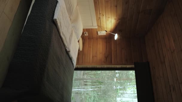 Yatağın Yanında Bir Lamba Gri Çarşaf Örtüsü Ahşap Duvar Pencereden — Stok video