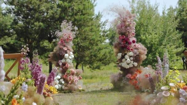 Pembe Çiçeklerle Süslenmiş Güzel Narin Düğün Çiçekleri Dışarıda Ağaçların Arasına — Stok video