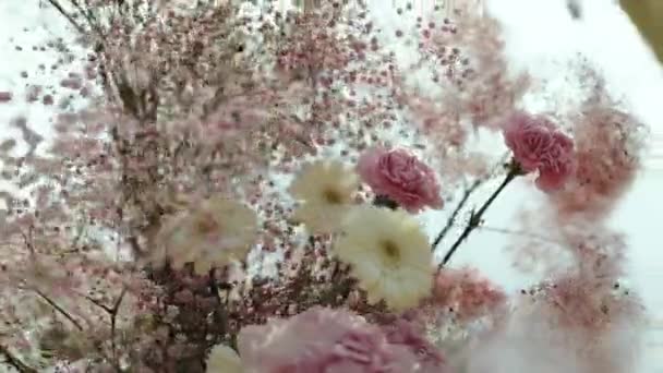 Närbild Vackra Och Anbud Bröllop Blomsterbåge Dekorerad Med Rosa Blommor — Stockvideo
