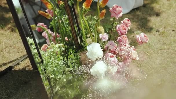 Hochzeitslocation Gartenparty Spiegel Als Teil Der Hochzeitsdekoration Schöne Floristische Anordnung — Stockvideo