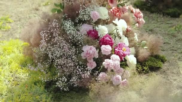 屋外の結婚式の美しいカラフルな花のアーチの装飾の一部を閉じます ピンクとホワイトの花 夏の結婚式の花の構成 高品質の4K映像 — ストック動画