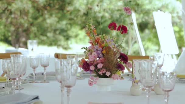 Kwiaciarski Stół Dekorowany Weselu Close Bukiet Dzikich Kwiatów Różowych Kolorach — Wideo stockowe