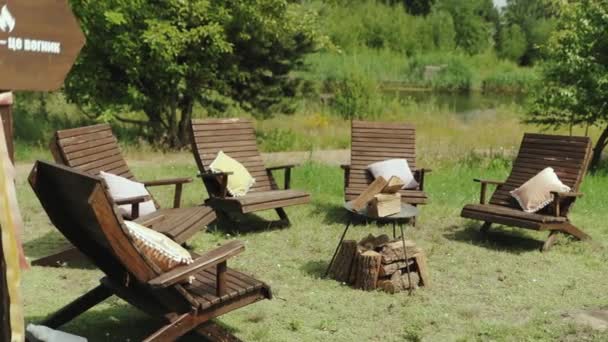 Campfire Περιοχή Ξύλινες Καρέκλες Μικρό Μαξιλάρι Αυτό Γύρω Από Λάκκο — Αρχείο Βίντεο