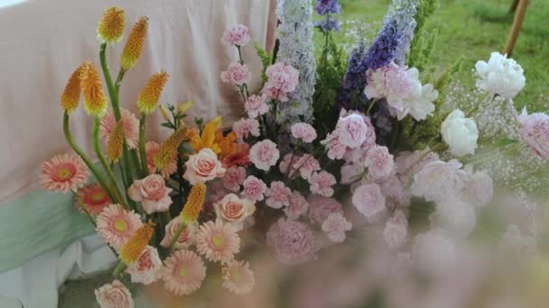 Close Bryllup Floristisk Dekoration Med Friske Farverige Blomster Nærheden Bordet – Stock-video